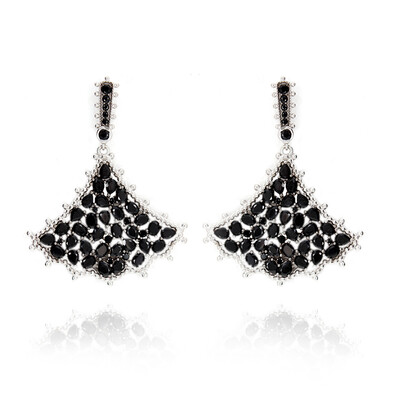Orecchini in argento con Spinello Nero (Dallas Prince Designs)
