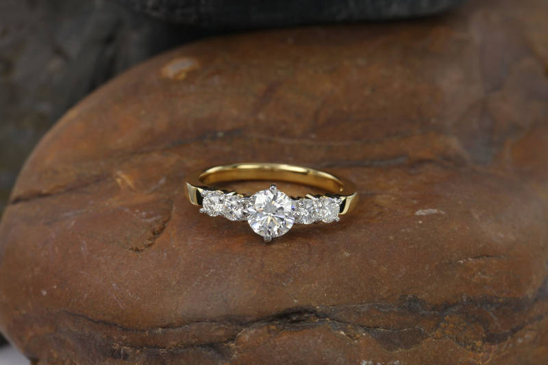 anello in oro con diamanti juwelo