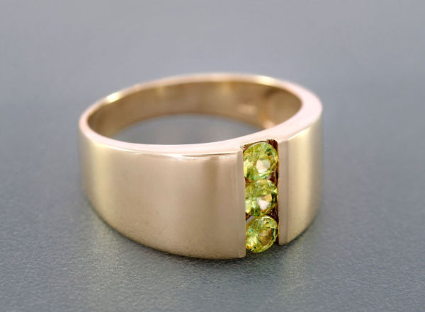 anello da uomo in oro con peridoti