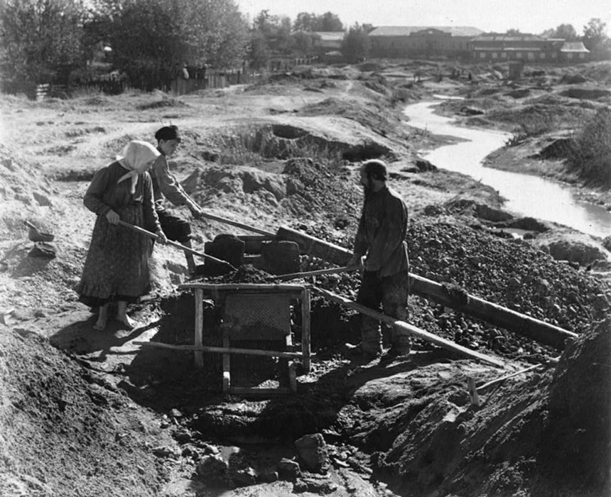 Cercatori d'oro in un giacimento russo ai primi del '900